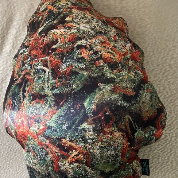 Pillow with flower power! A Bud - Picture 2 of 4